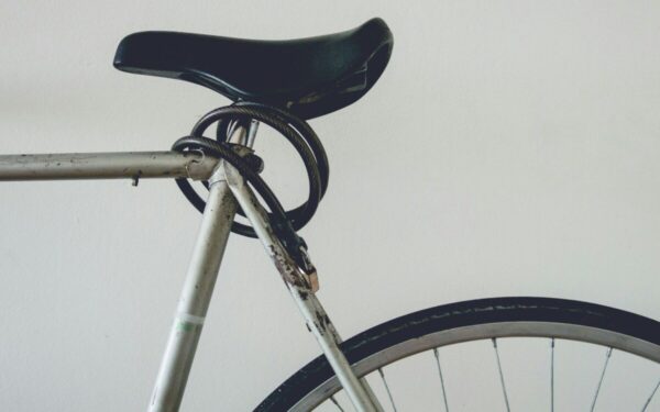 Net mažame bute rasite vietos dviračiui: idėjos, kurios sutaupys vietos ir papuoš namus