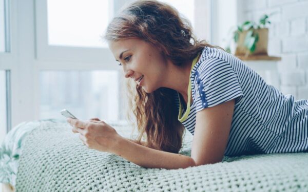 Strateginis bendravimas: psichologų patarimai, kaip žinutėmis kurti artumą ir pasitikėjimą