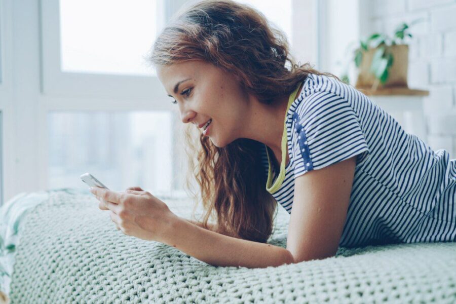 Strateginis bendravimas: psichologų patarimai, kaip žinutėmis kurti artumą ir pasitikėjimą