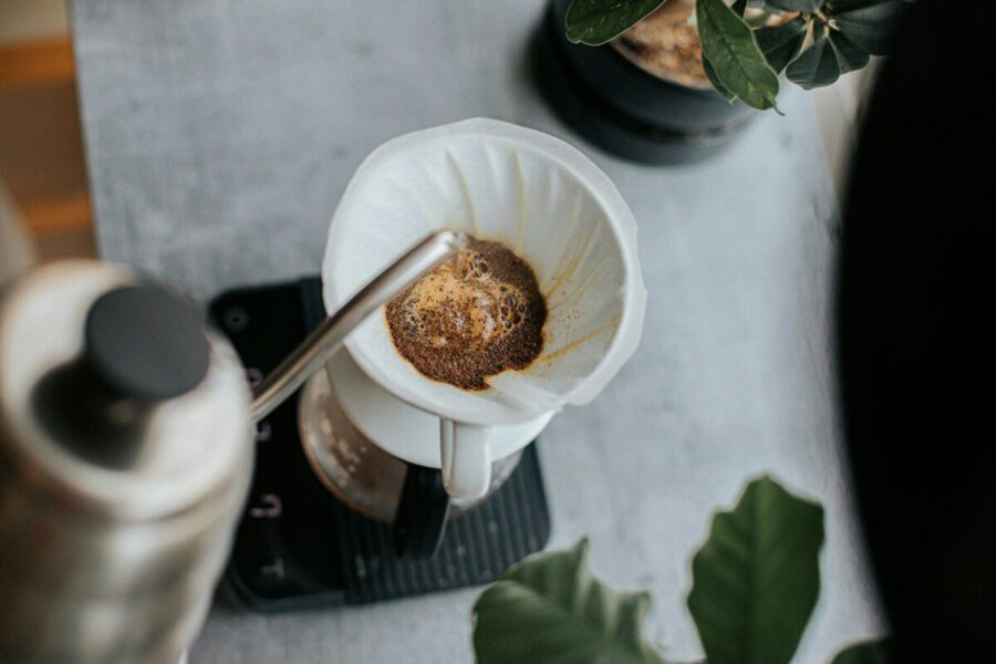 Atrodo nekalta, bet kenkia skoniui: atskleidė, ką iš tiesų daro antras kavos plikymas