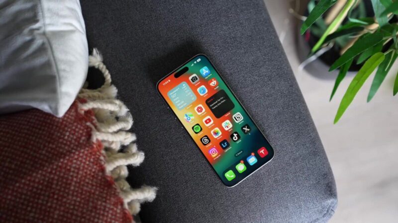 Kodėl senas „iPhone“ dabar vertingesnis už naują? Šio modelio paklausa šoktelėjo net 979 proc.