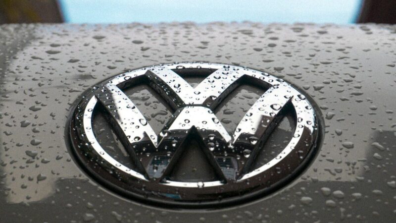 Vairuojate „Volkswagen“ automobilį? Siunčiamas kritinis įspėjimas, šie modeliai gali užsidegti