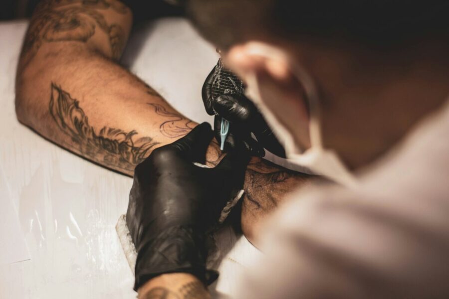 Gydytojai fiksuoja daugiau atvejų: tatuiruotės gali būti siejamos su akių uždegimu