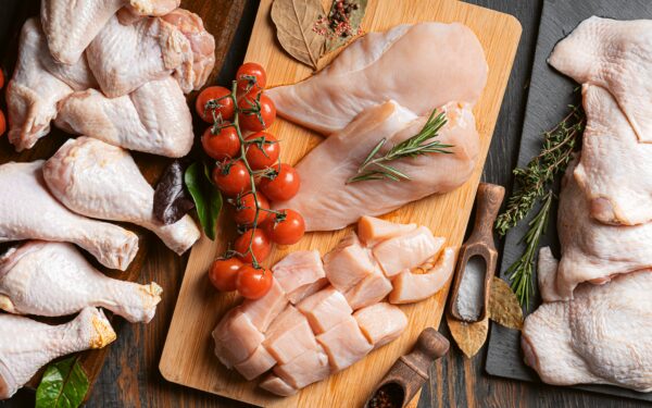 Šokiruojanti mūsų valgomo maisto realybė: viskas, ką privalote žinoti apie kasdien perkamą vištieną