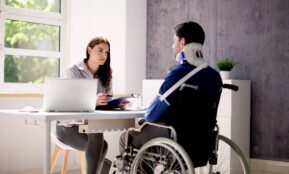 Vilniuje praeivis pamokė „geradarį“: bandė gelbėti neįgalųjį, bet sulaukė skaudaus antausio