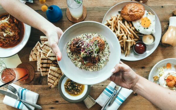 Kodėl nuolat galvojate apie maistą, net kai nesate alkani? Specialistai paaiškina, kas vyksta smegenyse