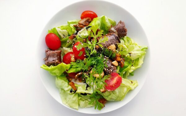 Puikaus skonio salotos per 5 minutes: netikėta, bet puiki kombinacija su medžiotojų dešrelėmis