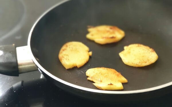 Keptuvėje aliejus nuolat taškosi? Vienas paprastas triukas išsprendžia problemą akimirksniu