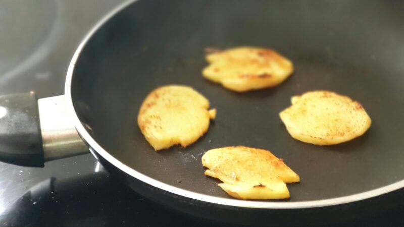 Keptuvėje aliejus nuolat taškosi? Vienas paprastas triukas išsprendžia problemą akimirksniu