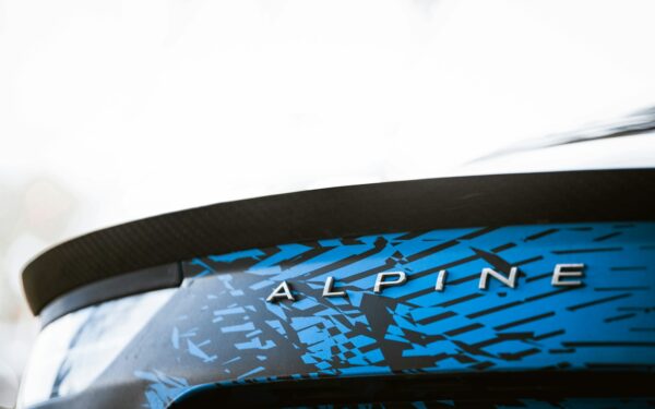 Istorinis „Alpine“ šuolis: elektrinių automobilių šovė į neregėtas aukštumas, to nesitikėjo niekas