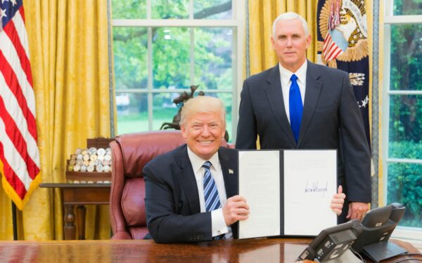 Naujausia informacija iš Baltųjų rūmų: Donaldas Trumpas paskelbė nepaprastąją padėtį dėl staiga iškilusios Kubos grėsmės