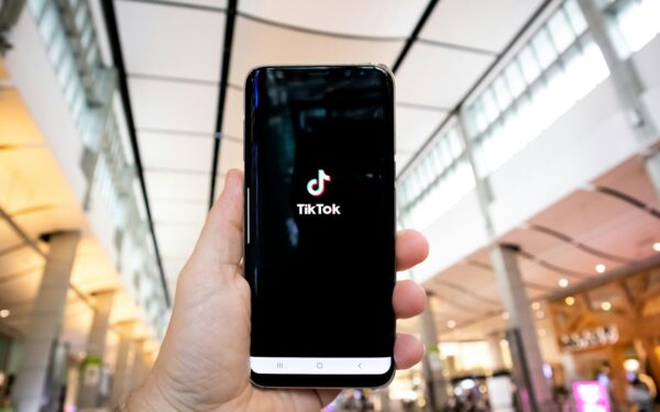 „TikTok” peržengia visas ribas: kodėl programėlė nuo šiol žinos jūsų tikslią buvimo vietą?