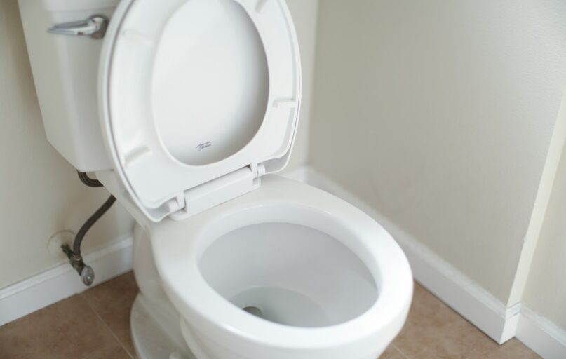 white ceramic toilet bowl with cover