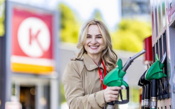 Lietuvoje ir vėl pinga degalai: degalų kainos per savaitę sumažėjo kiek mažiau nei procentu