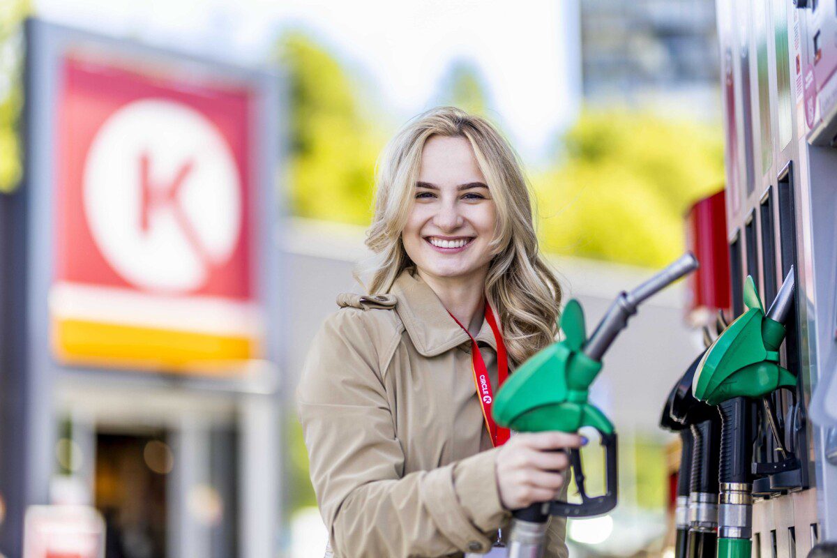 Lietuvoje ir vėl pinga degalai: degalų kainos per savaitę sumažėjo kiek mažiau nei procentu