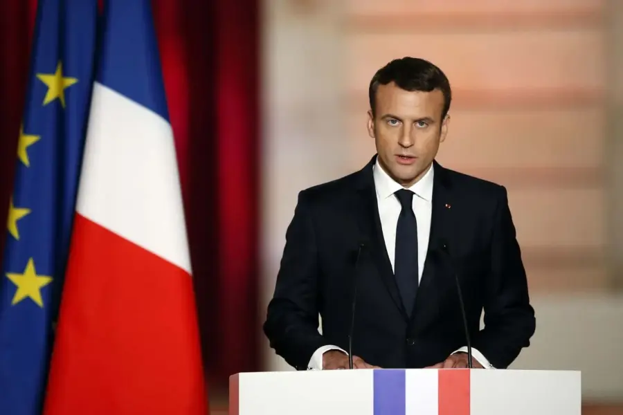 Macronas tapo taikiniu: Prancūzija demaskavo koordinuotą ataką