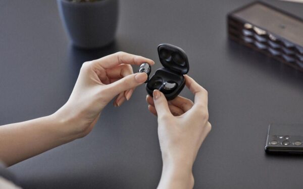 Naujos kartos ausinės jau pakeliui: nuotraukos atskleidė daugiau, nei planuota