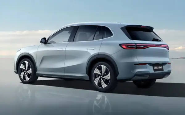 Kinijos automobilių milžinė neslepia ambicijų: „Geely“ meta iššūkį Europos ir JAV gigantams