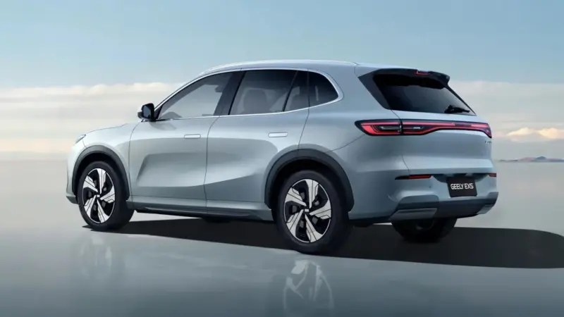 Kinijos automobilių milžinė neslepia ambicijų: „Geely“ meta iššūkį Europos ir JAV gigantams