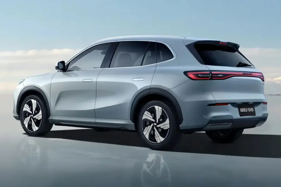 Kinijos automobilių milžinė neslepia ambicijų: „Geely“ meta iššūkį Europos ir JAV gigantams