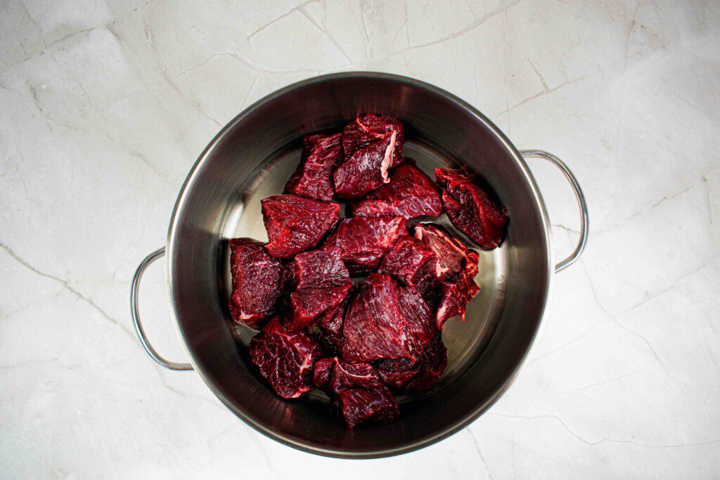 Jautienos troškinys daržovių padaže. Jautiena