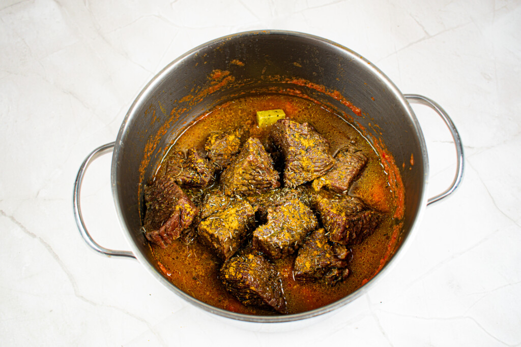 Jautienos troškinys daržovių padaže. Mėsa padaže