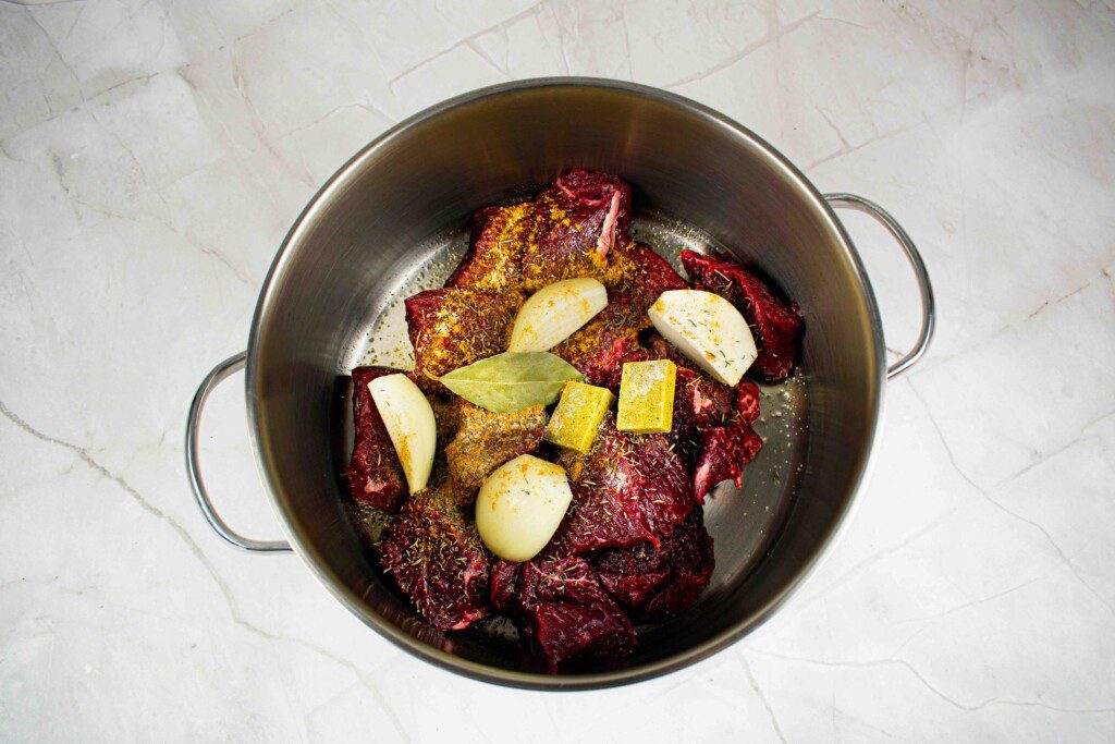 Jautienos troškinys daržovių padaže. Su svogūnais