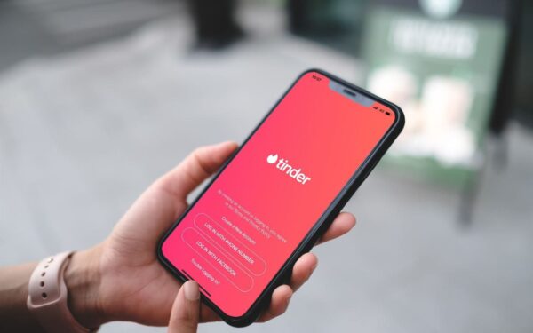 Pavargot nuo „Tinder“? Studentas meta iššūkį pažinčių programėlėms su kitokiu modeliu