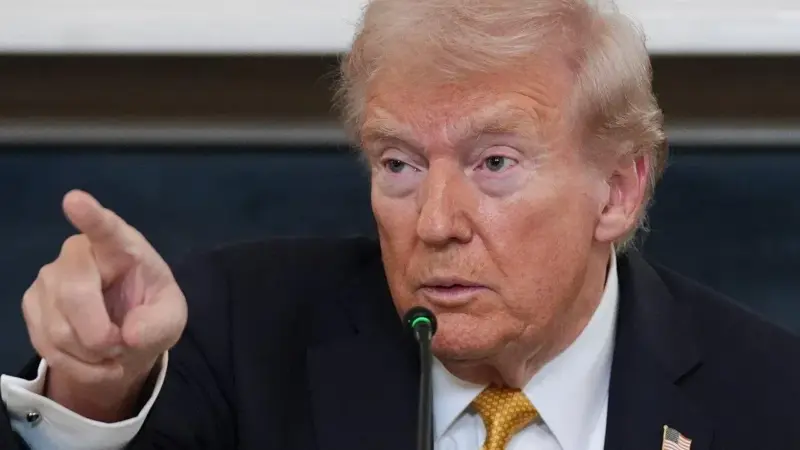 Trumpas mestelėjo frazę apie karo pabaigą: jo žodžiai apie situaciją fronte jau kelia daug klausimų