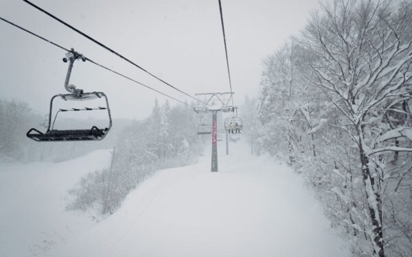 Tragedija kalnų kurorte: turistė žuvo, kuprinei įstrigus keltuve