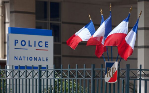 Šokiruojanti byla Prancūzijoje: dėl penkiamečio išprievartavimo kaltinami dešimt vyrų, tarp jų – tėvas