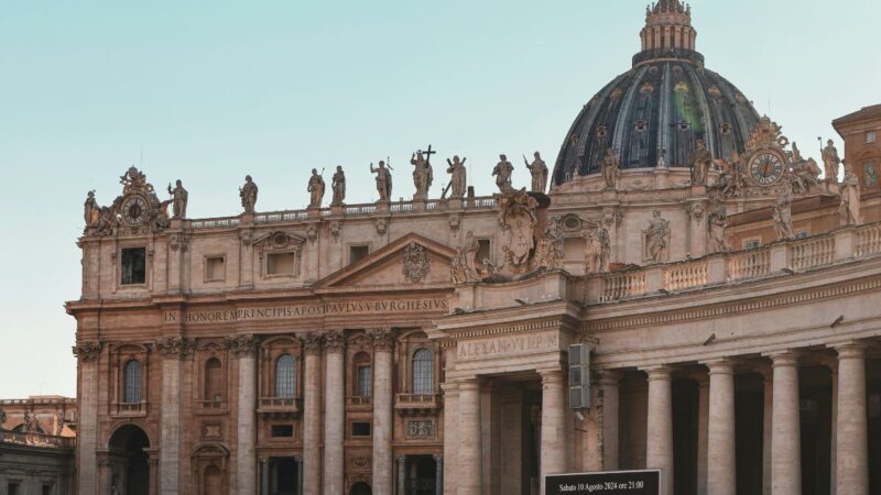 „To norėjo Vatikanas“: paryčiais pakeistas kūrinys, sukėlęs audrą Italijoje
