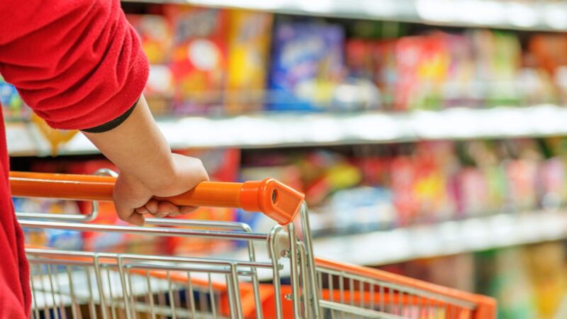 Mokslininkų perspėjimas: itin perdirbtas maistas veikia kaip tabakas ir sukelia priklausomybę