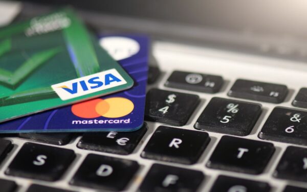 Europa įspėjama dėl rizikų: reikia skubiai mažinti priklausomybę nuo „Visa“ ir „Mastercard“