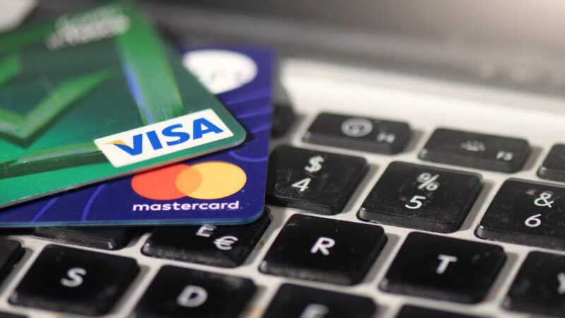 Europa įspėjama dėl rizikų: reikia skubiai mažinti priklausomybę nuo „Visa“ ir „Mastercard“