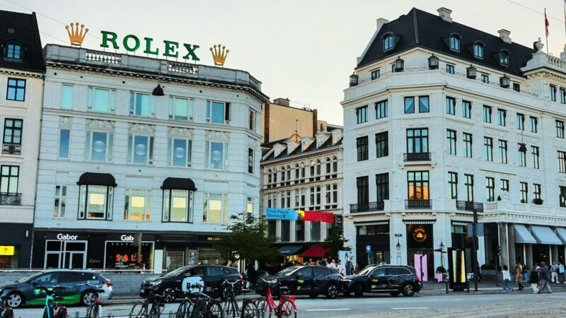 Įžūlus apiplėšimas Londono centre: mačetėmis apsiginklavę plėšikai šturmavo „Rolex“ parduotuvę