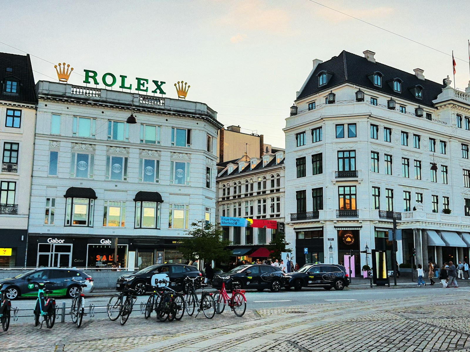 Įžūlus apiplėšimas Londono centre: mačetėmis apsiginklavę plėšikai šturmavo „Rolex“ parduotuvę