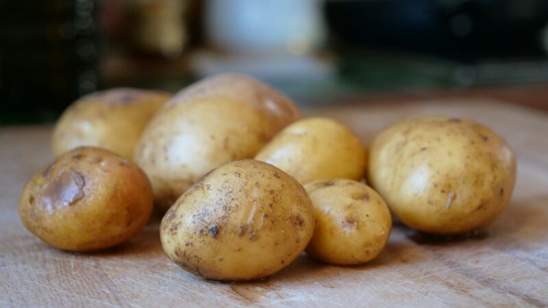 Darote didelę klaidą ruošdami bulves: šis kaip vienas įprotis atima iš jūsų organizmo visas skaidulas