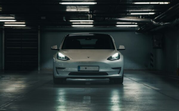 Ekspertai įspėja naudotų elektromobilių pirkėjus: nepatikrinę šios vietos, rizikuojate ne tik pinigine, bet ir saugumu