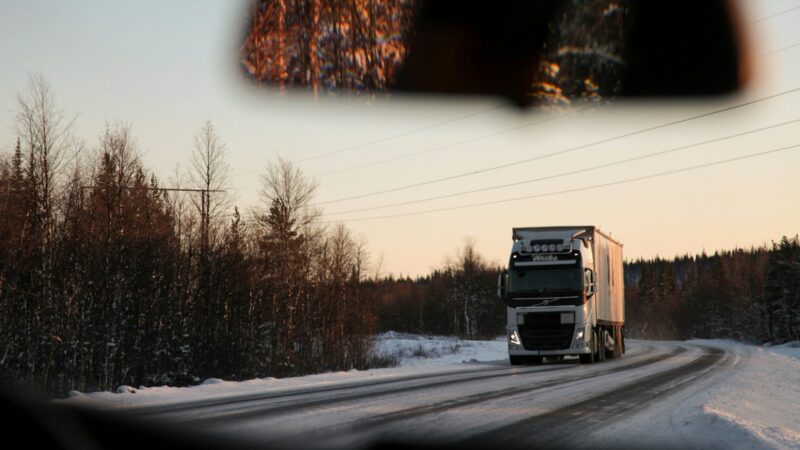 Nuo vilkiko nukritęs ledo luitas: pasakė, kas atlygins žalą ir kokią lemtingą klaidą daro vairuotojai