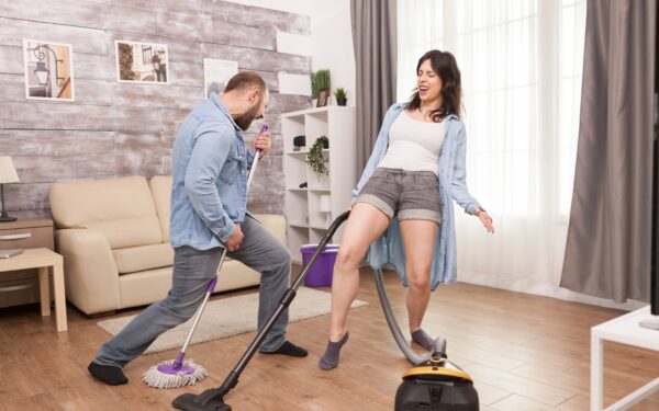 Pilka ir dėmėta sofa? Išbandykite šį namų metodą prieš ją nurašydami