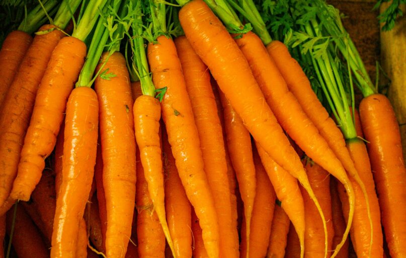 a pile of carrots sitting next to each other