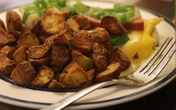 Internetas eina iš proto dėl šio derinio: pigios traiškytų bulvių ir agurkų salotos užkariavo Lietuvą