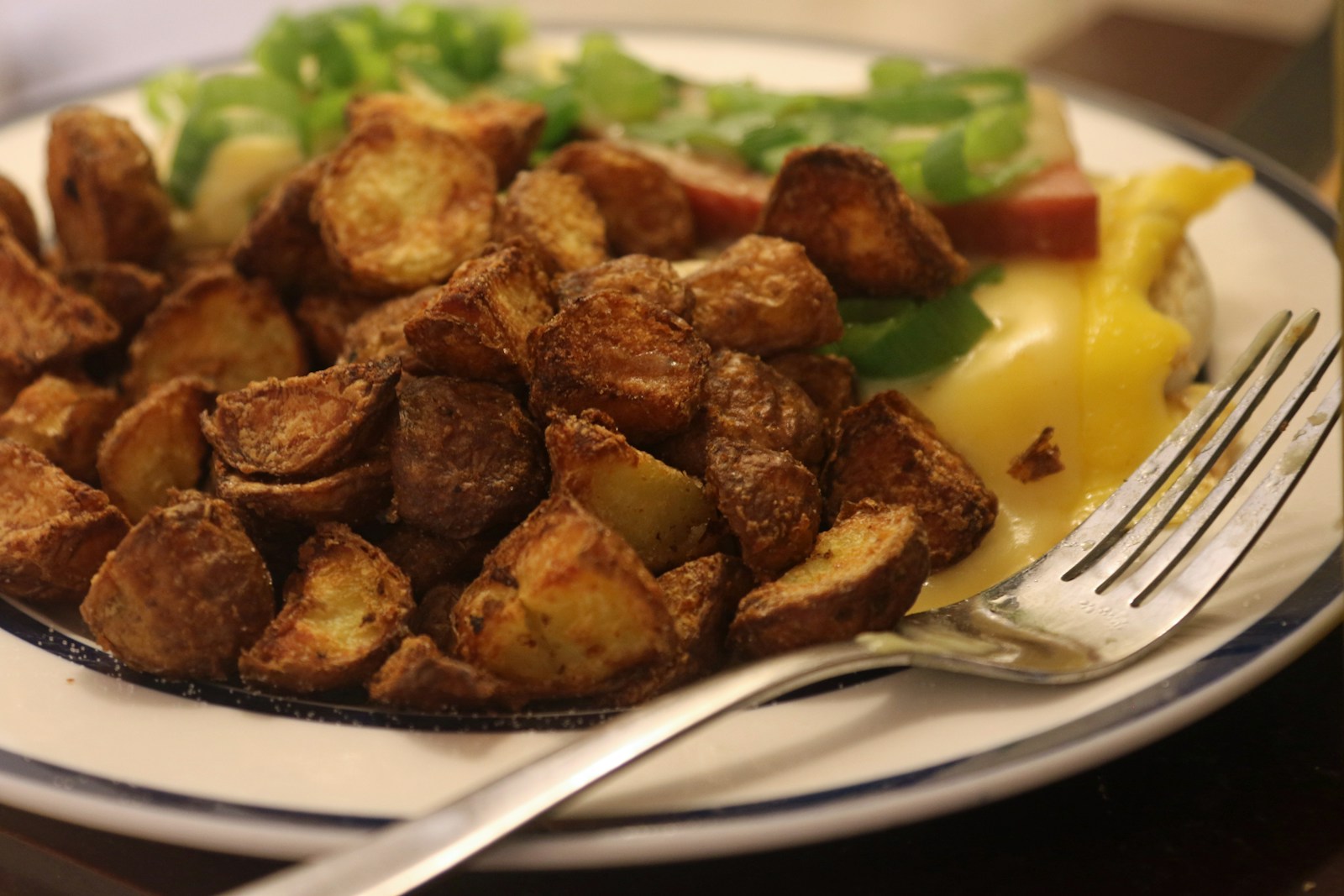 Internetas eina iš proto dėl šio derinio: pigios traiškytų bulvių ir agurkų salotos užkariavo Lietuvą