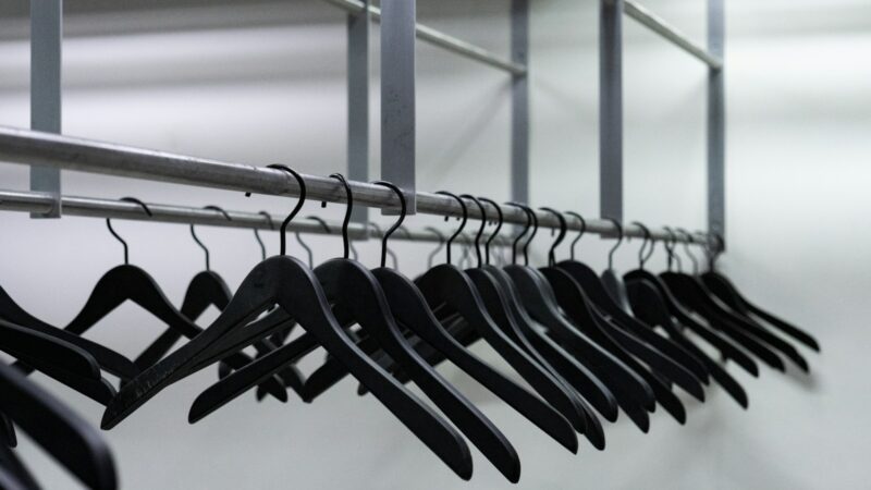 Neskubėkite išmesti senų drabužių pakabų: taps geriausiu pagalbininku valant namus