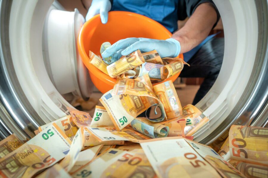 Milijonų gal ir nėra, bet sumos įspūdingos: iš Lazdijų, Prienų ir Marijampolės politikų siekiama išieškoti dešimtis tūkstančių