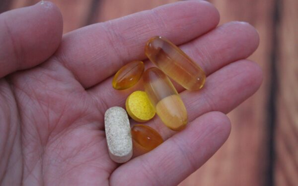 Ryte šių populiarių vitaminų negerkite: specialistai paaiškino, kaip teisingai vartoti papildus