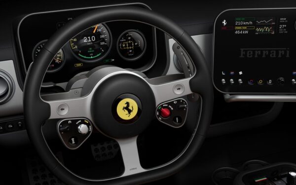 Rizikingas „Ferrari“ ėjimas: pirmojo elektromobilio sprendimus patikėjo „Apple“ legendai