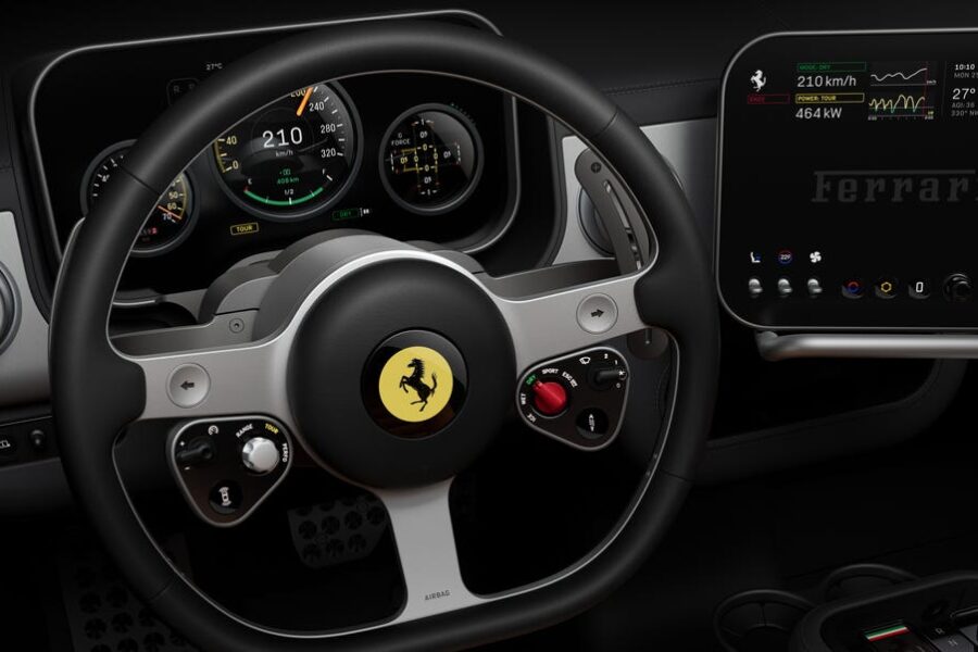 Rizikingas „Ferrari“ ėjimas: pirmojo elektromobilio sprendimus patikėjo „Apple“ legendai