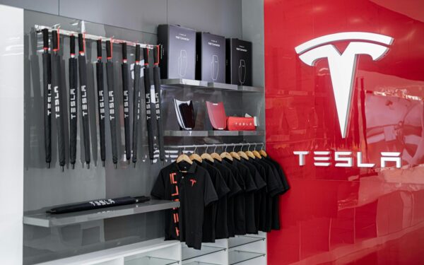 „Tesla“ praranda milijardus: sužinokite, kokią spragą įstatymuose išsprendė Europos Sąjunga